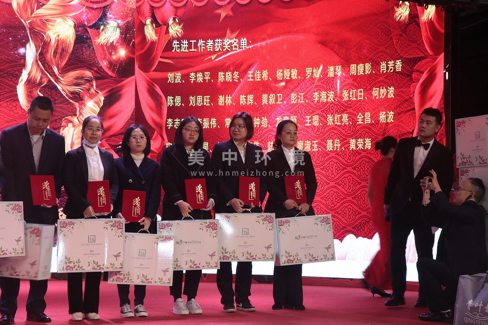 王佳希、楊亞敏、羅燦、潘琴先進(jìn)工作者.JPG